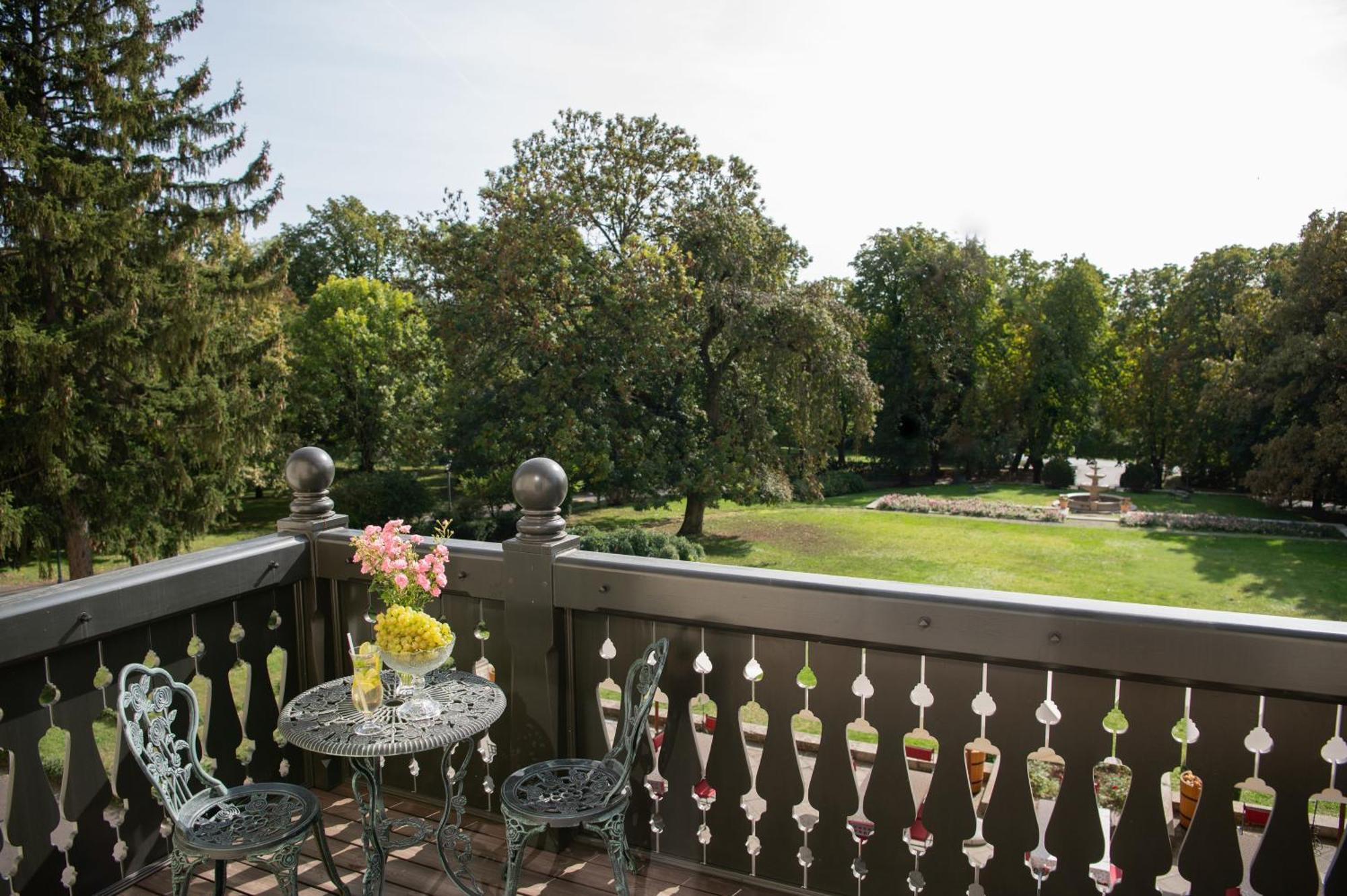 Castle Hotel Grof Degenfeld Superior Tarcal Exteriör bild
